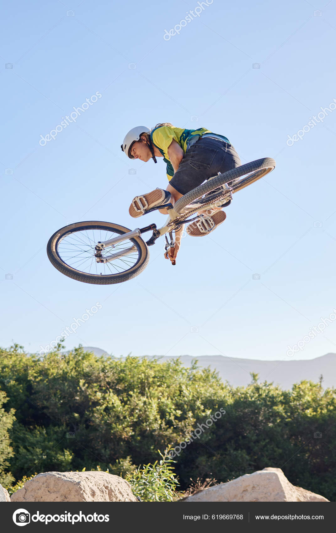 Ποδήλατο Extreme Sport Και Υπαίθρια Fitness Άνθρωπος Κάνει Επικίνδυνο Κόλπο  — Φωτογραφία Αρχείου © PeopleImages.com #619669768