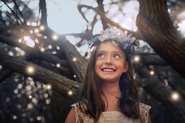 Eğer Bugün Ormana Gidersek Küçük Bir Kız Dışarıda Oynar — Stok fotoğraf