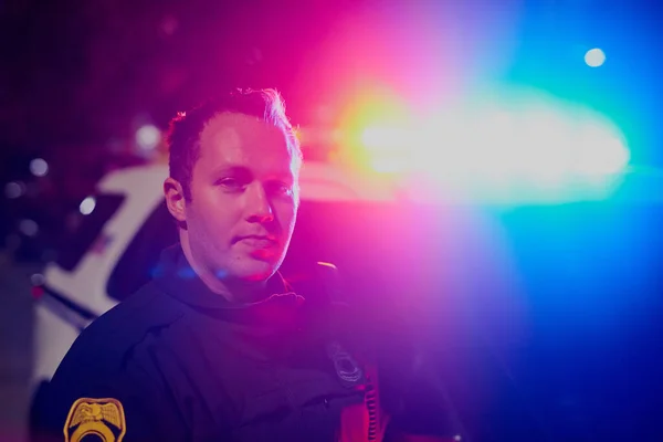 파랑이야 순찰중인 잘생긴 경찰관의 사진을 우연히 발견하다 — 스톡 사진