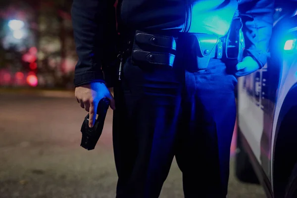 Ist Bewaffnet Und Bereit Dienen Nahaufnahme Eines Unkenntlichen Polizisten Auf — Stockfoto