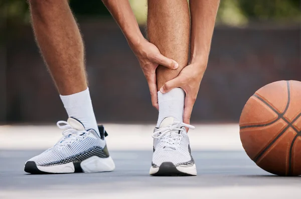 疼痛和运动伤害与篮球和运动员在户外的篮球场与紧急和健康 篮球运动员在比赛和锻炼过程中受伤 鞋子受伤 运动时发生意外 — 图库照片