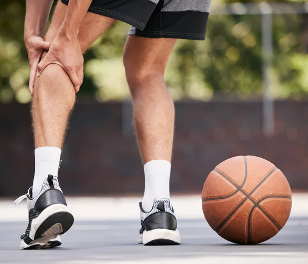 Férfi Lábak Sérülés Kosárlabda Atléta Fájdalmakkal Pályán Fitnesz Edzésre Sportorvosi — Stock Fotó