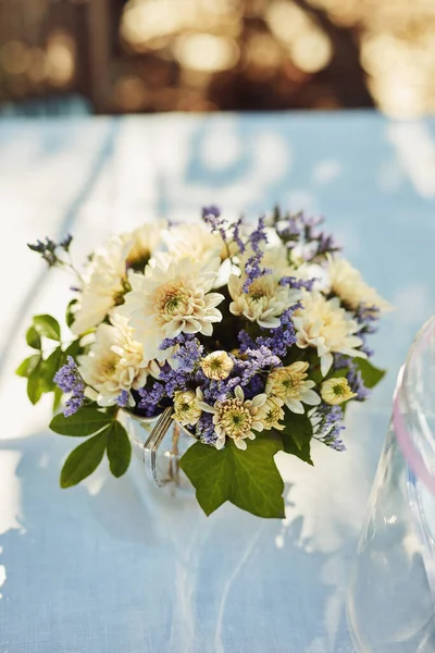Blumen Verleihen Einer Tischdekoration Immer Eine Zusätzliche Schönheit Aufnahme Einer — Stockfoto