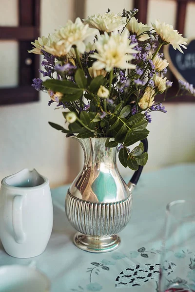 Çiçekler Masa Ayarlarına Harika Bir Son Rötuştur Çerideki Çay Partisinde — Stok fotoğraf