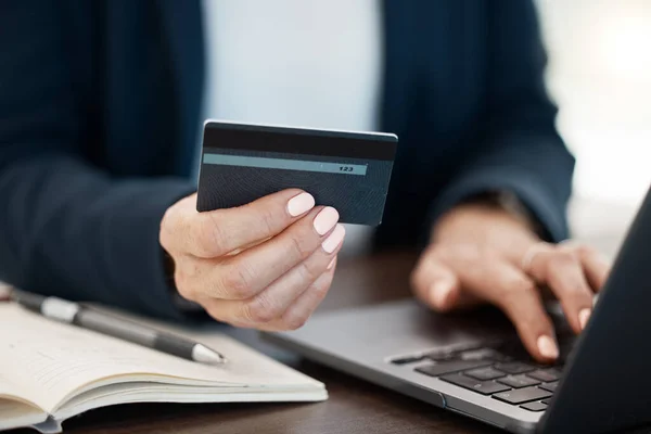 Ticaret Online Alışveriş Kredi Kartı Dizüstü Bilgisayarı Olan Bir Kadının — Stok fotoğraf