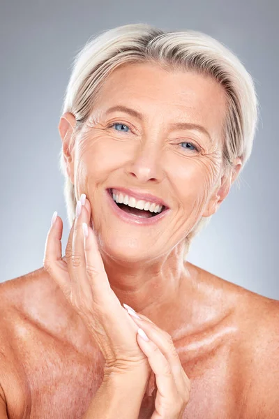 Huidverzorging Veroudering Portret Van Volwassen Vrouw Met Glimlach Gezicht Manicure — Stockfoto