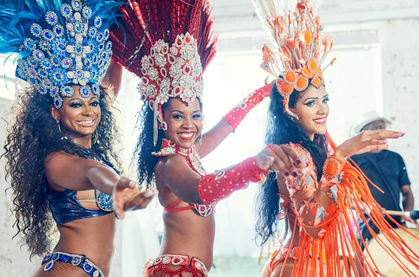 Sentono Samba Nell Anima Bellissime Ballerine Samba Che Esibiscono Carnevale — Foto Stock