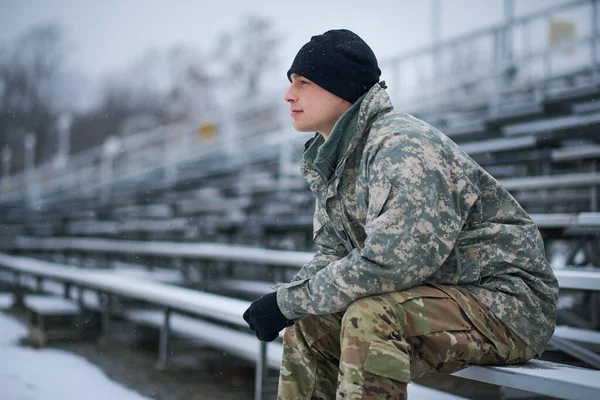 時には最大の戦いはあなたの心の中にあります 軍学校で雪の日に外に座って思いやりのある若者が — ストック写真