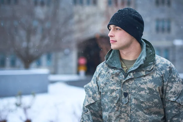 今日天気予報勇気の100チャンス 軍学校の雪の日に外に立つ若い兵士が — ストック写真