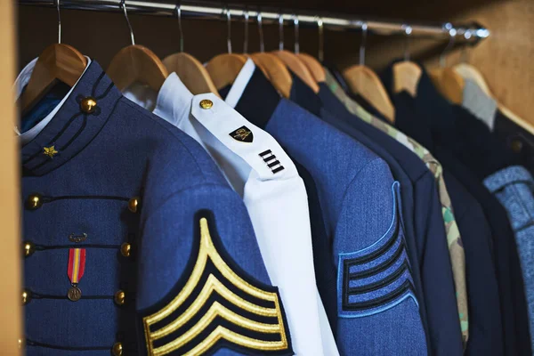 Armário Dos Heróis Várias Jaquetas Militares Penduradas Armário — Fotografia de Stock
