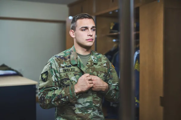 在军队的早上 一个站在军事学院宿舍里穿衣服的年轻士兵 — 图库照片