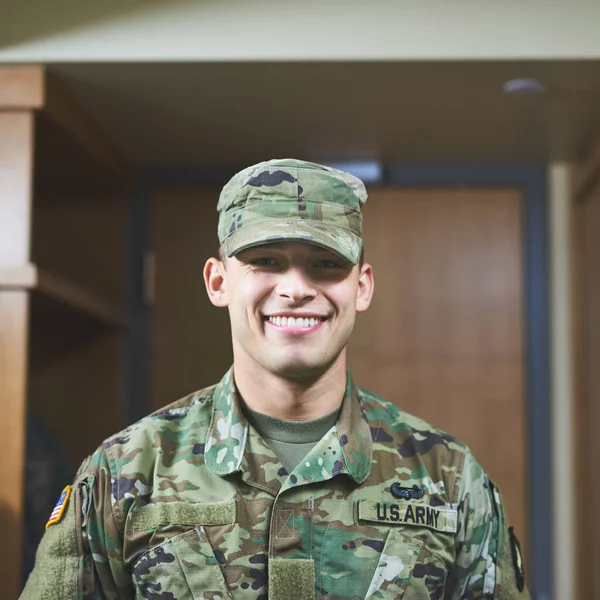 穿上你的自信像盔甲 站在军事学院宿舍里的年轻士兵 — 图库照片