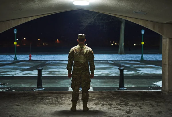 目を覚ますとあなたがする必要はありませんので 注意してください 軍事学校で寒い夜に外に立っている若い兵士のレビューショット — ストック写真