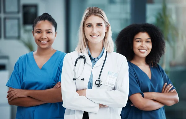 医療チームワーク 女性医師や病院 診療所や手術の専門サービスの肖像画 幸せな医療スタッフのグループ 管理と看護師のサポート コミットメントの信頼と動機 — ストック写真
