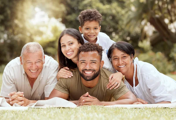 Černá Rodina Šťastný Ležící Portrét Trávníkové Přikrývce Letní Slunce Zahradě — Stock fotografie