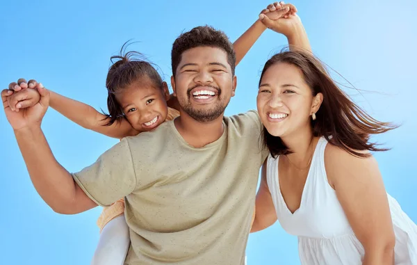 Céu Azul Abraço Retrato Diversão Feliz Família Jogar Vincular Desfrutar — Fotografia de Stock