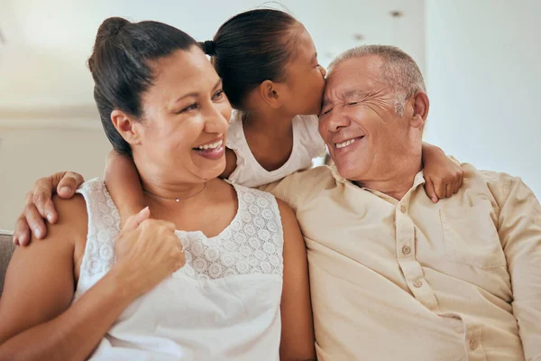 Mutlu Büyükanneler Büyükbabalar Kızlarla Gülümseyin Emeklilikte Öpüşün Sarılın Rahatlayın Yaşlı — Stok fotoğraf