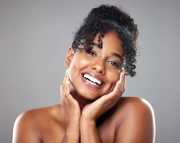 Güzellik Siyah Kadın Doğal Kıvırcık Saçlı Parlak Tenli Stüdyo Arka — Stok fotoğraf