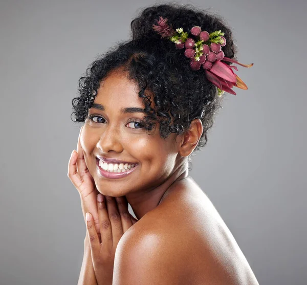 黑人女性 为健康而微笑 为健康而护肤 有灰色的工作室背景 自然美化妆品和非洲裔美国女孩自信 身体护理和皮肤光滑的快乐 — 图库照片