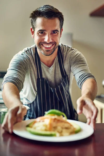 Vaření Láska Která Jíst Mladý Muž Servírující Jídlo Kuchyni Doma — Stock fotografie