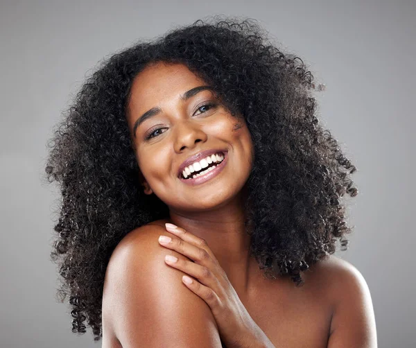 Cara Belleza Cuidado Piel Con Una Mujer Negra Modelo Estudio — Foto de Stock