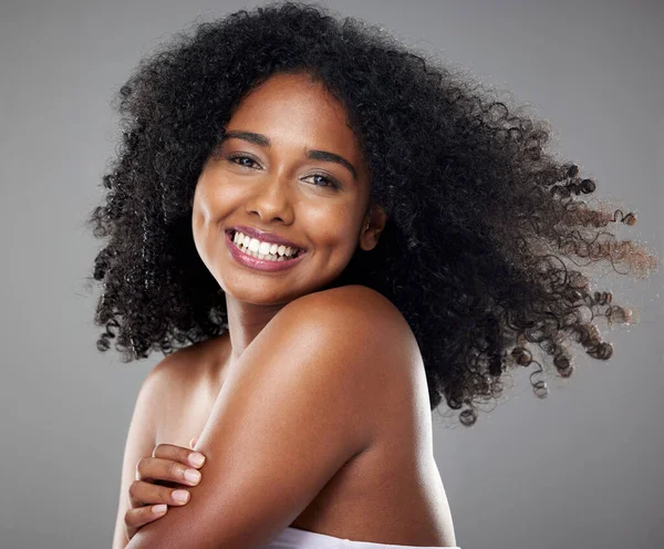 Belleza Cuidado Piel Cabello Mujer Negra Con Sonrisa Para Cosméticos — Foto de Stock