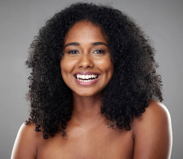Czarna Kobieta Piękno Uśmiech Włosy Skóra Naturalne Kosmetyki Reklamy Pielęgnacji — Zdjęcie stockowe