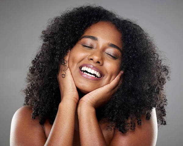 Zwarte Vrouw Huidverzorgingsmodel Met Glimlach Studio Tegen Grijze Muurachtergrond Met — Stockfoto