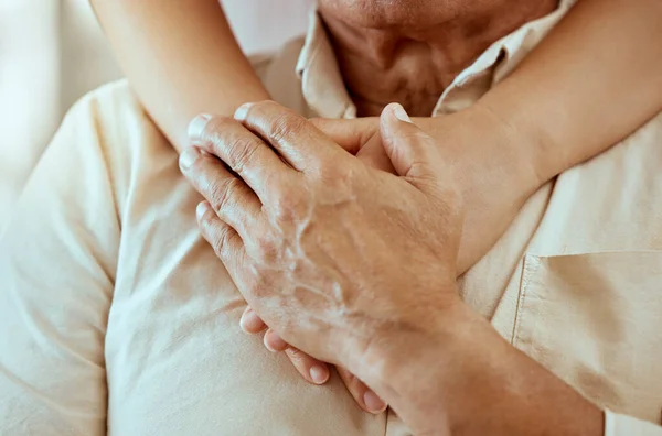 Handen Ondersteuning Senior Man Met Comfort Hulp Van Een Verzorger — Stockfoto