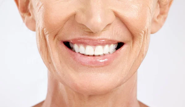 一个在灰色工作室背景下清洁牙齿的老年妇女的牙齿 嘴和笑容 牙科医生 健康人士和老年人的保健模式 并对美容美发者的结果感到满意 — 图库照片