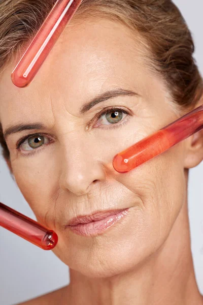 Kosmetikwissenschaft Reagenzglas Und Frauenporträt Mit Aging Chemikalie Hautpflege Innovationsprodukt Oder — Stockfoto