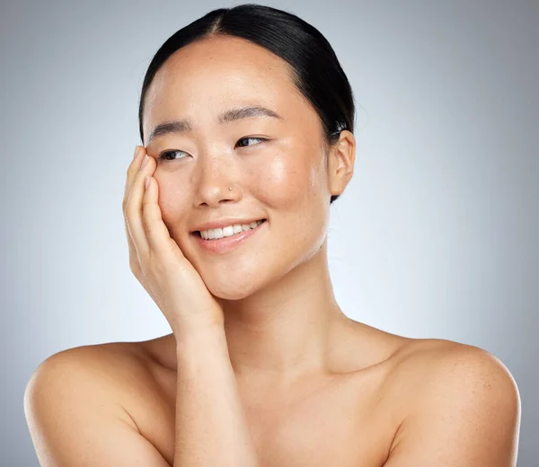 亚洲美容美发 护肤健美 妆容自然 面容奢华 温泉保健 健康满足感 快乐的日本女孩或有着光彩夺目的自我护理肌肤的美学模型 — 图库照片