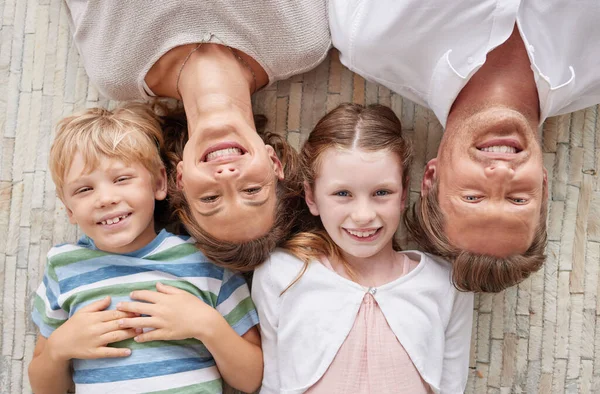 Familj Barn Och Porträtt Ansikten Med Flicka Pojke Och Föräldrar — Stockfoto