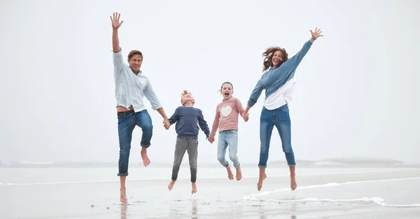 Beach Jump Portrait Parents Children Having Fun Family Holiday Vacation — Stock Photo, Image