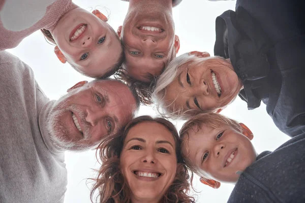 Familie Kinder Und Großeltern Mit Mädchen Jungen Und Eltern Stehen — Stockfoto