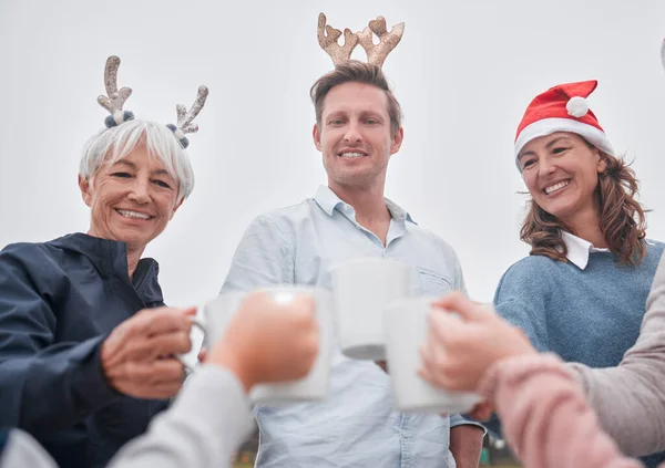 Noel Tatil Arkadaşlarla Aile Veya Çalışanlarla Birlikte Dışarıda Tost Mutluluk — Stok fotoğraf