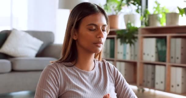 Vrouw Yoga Meditatie Voor Geestelijke Gezondheid Welzijn Geestelijk Welzijn Bij — Stockvideo