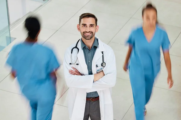 Führung Wellness Oder Zufriedener Arzt Krankenhaus Mit Einem Lächeln Zur — Stockfoto