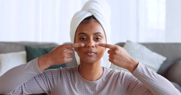 Skincare Krim Wajah Dan Wanita Rumah Menerapkan Lotion Produk Kecantikan — Stok Video