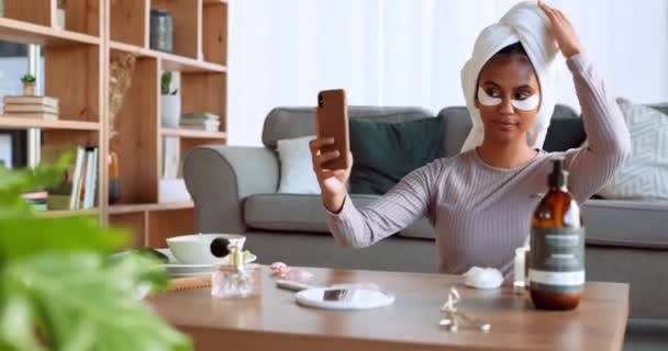 Influenciador Selfie Beleza Com Uma Mulher Negra Usando Tratamento Máscara — Vídeo de Stock