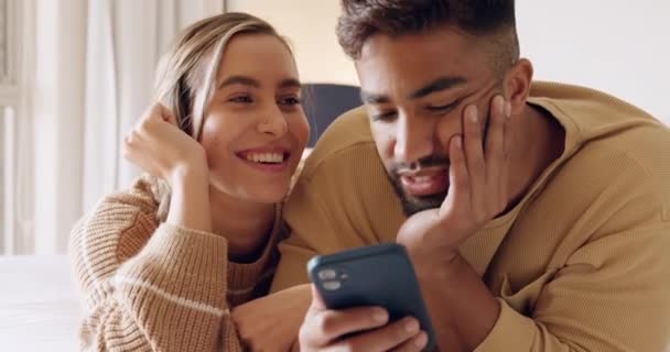 Feliz Telefone Casal Nas Redes Sociais Para Relaxar Compartilhar Conteúdo — Vídeo de Stock