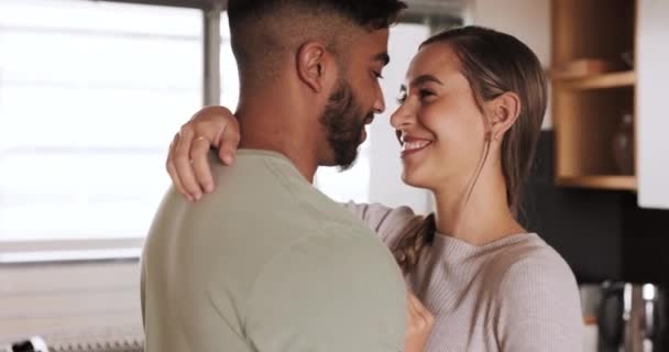 情侣和舞蹈在厨房里 快乐和微笑 结合和放松在一起 浪漫和跨种族男人与女人跳舞 调情和亲密的家庭关系 — 图库视频影像