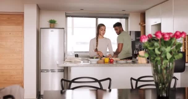 Kuss Paar Und Schneiden Kochen Der Küche Und Riechendes Aroma — Stockvideo