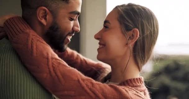Liebe Paarkuss Und Tanz Auf Der Hausterrasse Einer Glücklichen Beziehung — Stockvideo