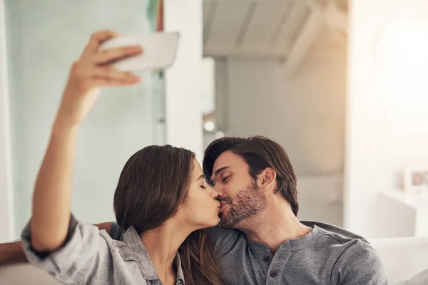 Selfie Jsou Vždy Lepší Dohromady Atraktivní Mladý Pár Tráví Kvalitní — Stock fotografie