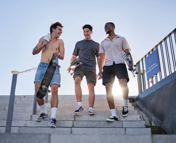 Vrienden Wandelen Met Skateboard Samen Stad Buiten Voor Lol Lachen — Stockfoto