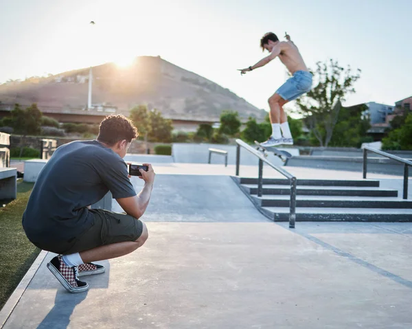 스케이트보드는 야외에서 점프하고 여름에 스케이트 선수와 스포츠 촬영을 공원에서 사진사 — 스톡 사진