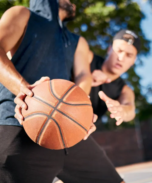 篮球运动员 运球运球 在篮球场上为健身 疗伤和训练而打球 篮球运动朋友 室外夏季运动和运动 比赛或阳光下的城市场地比赛 — 图库照片
