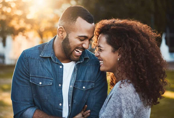 Tillbringa Dagen Kärlek Och Skratt Ett Kärleksfullt Ungt Par Som — Stockfoto