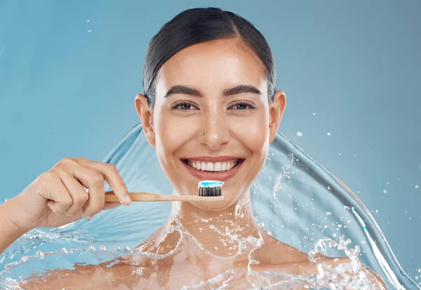 Жінка Чистить Зуби Бризки Води Зубна Щітка Зубна Паста Чистка — стокове фото